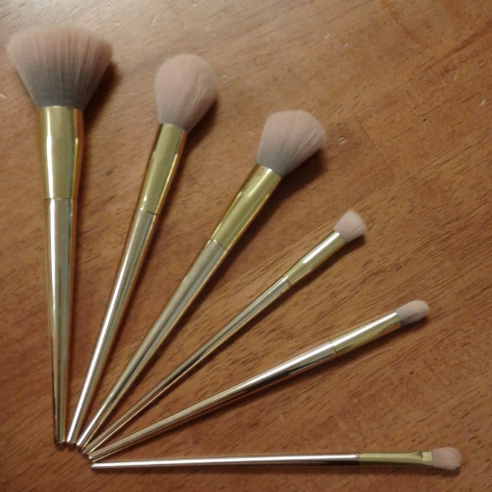 Makeup brushes